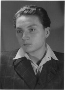 Portrétní fotografie mladého Pavla Šmoka (autor neuveden, foto archiv IPŠ, z pozůstalosti Pavla Šmoka)